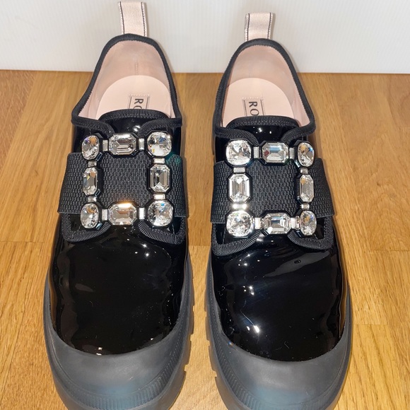 Roger Vivier Walky Viv Strass Buckle sneaker in Patent Leather in black. - Picture 3 of 8